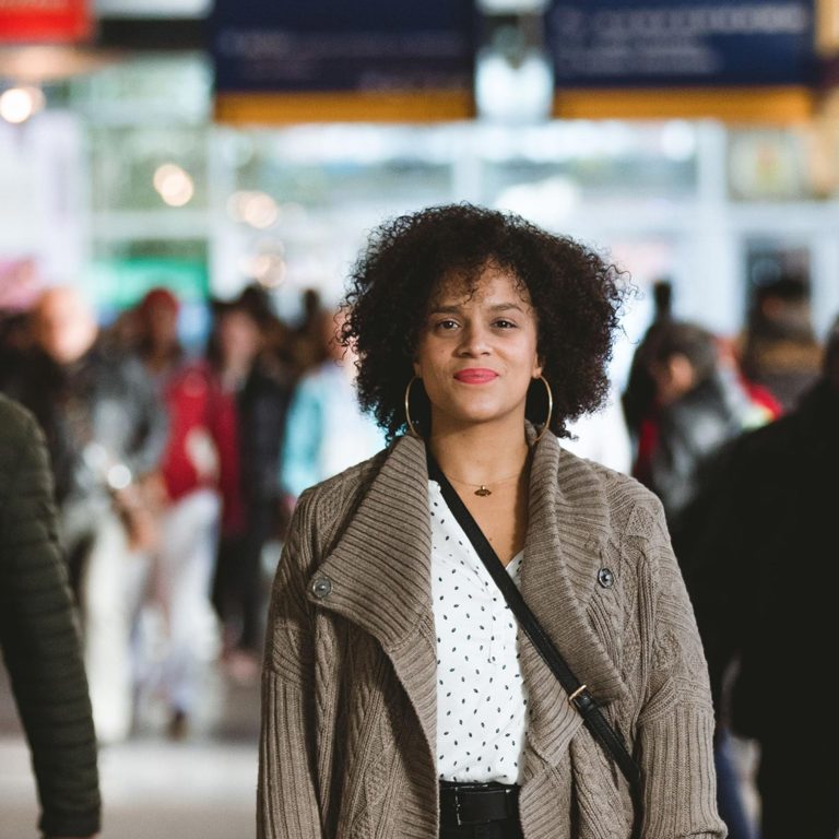 Jeune femme métisse dans les transport