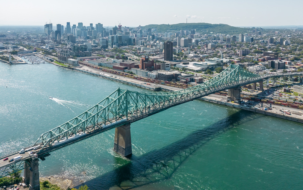 Photo d'une vue aérienne du pont jacques-cartier et Montréal
