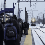 Usagers qui attendent sur le quai de la gare